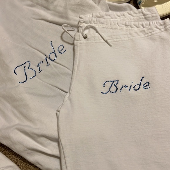 California fleece jogging pants XL and jacket L, but runs a little small. - Picture 2 of 8